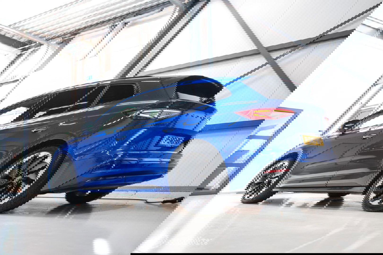 Škoda Enyaq iV 60 Sportline | Sportstoelen | Alcantara | Camera | NL auto | 1e eigenaar | Energy Blue | LED | Rijklaarprijs |