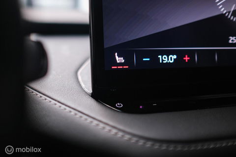 Škoda Enyaq iV 60 Sportline | Sportstoelen | Alcantara | Camera | NL auto | 1e eigenaar | Energy Blue | LED | Rijklaarprijs |