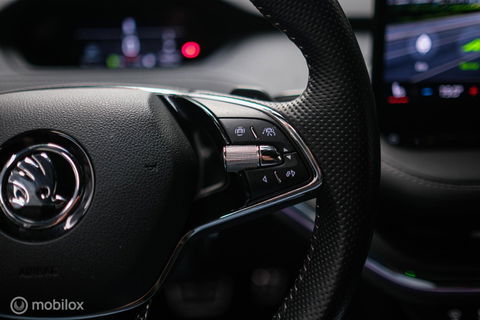 Škoda Enyaq iV 60 Sportline | Sportstoelen | Alcantara | Camera | NL auto | 1e eigenaar | Energy Blue | LED | Rijklaarprijs |