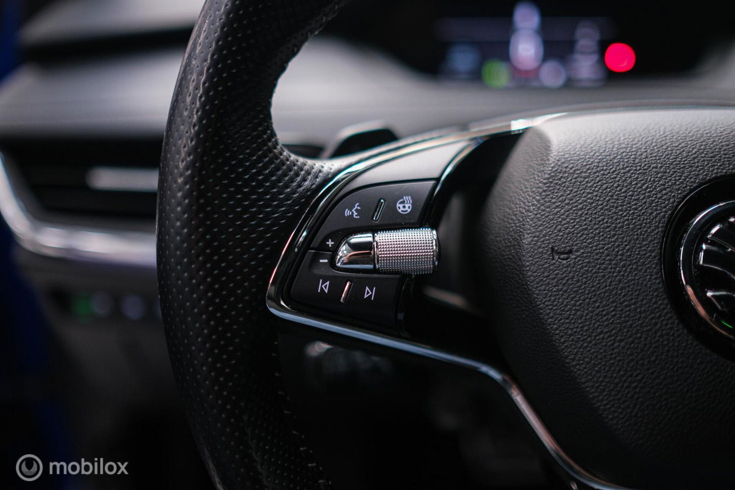 Škoda Enyaq iV 60 Sportline | Sportstoelen | Alcantara | Camera | NL auto | 1e eigenaar | Energy Blue | LED | Rijklaarprijs |