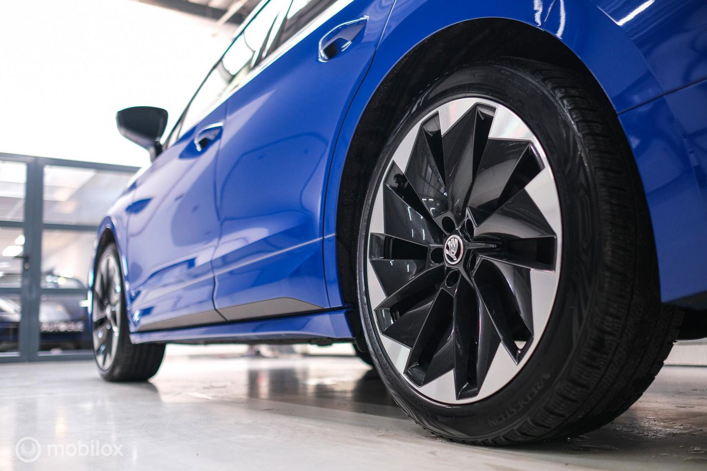 Škoda Enyaq iV 60 Sportline | Sportstoelen | Alcantara | Camera | NL auto | 1e eigenaar | Energy Blue | LED | Rijklaarprijs |