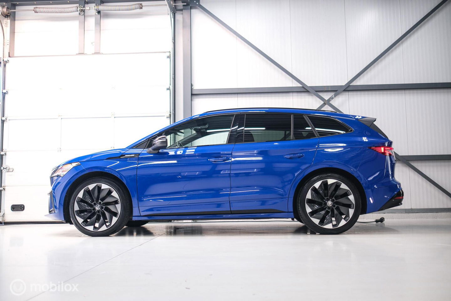 Škoda Enyaq iV 60 Sportline | Sportstoelen | Alcantara | Camera | NL auto | 1e eigenaar | Energy Blue | LED | Rijklaarprijs |