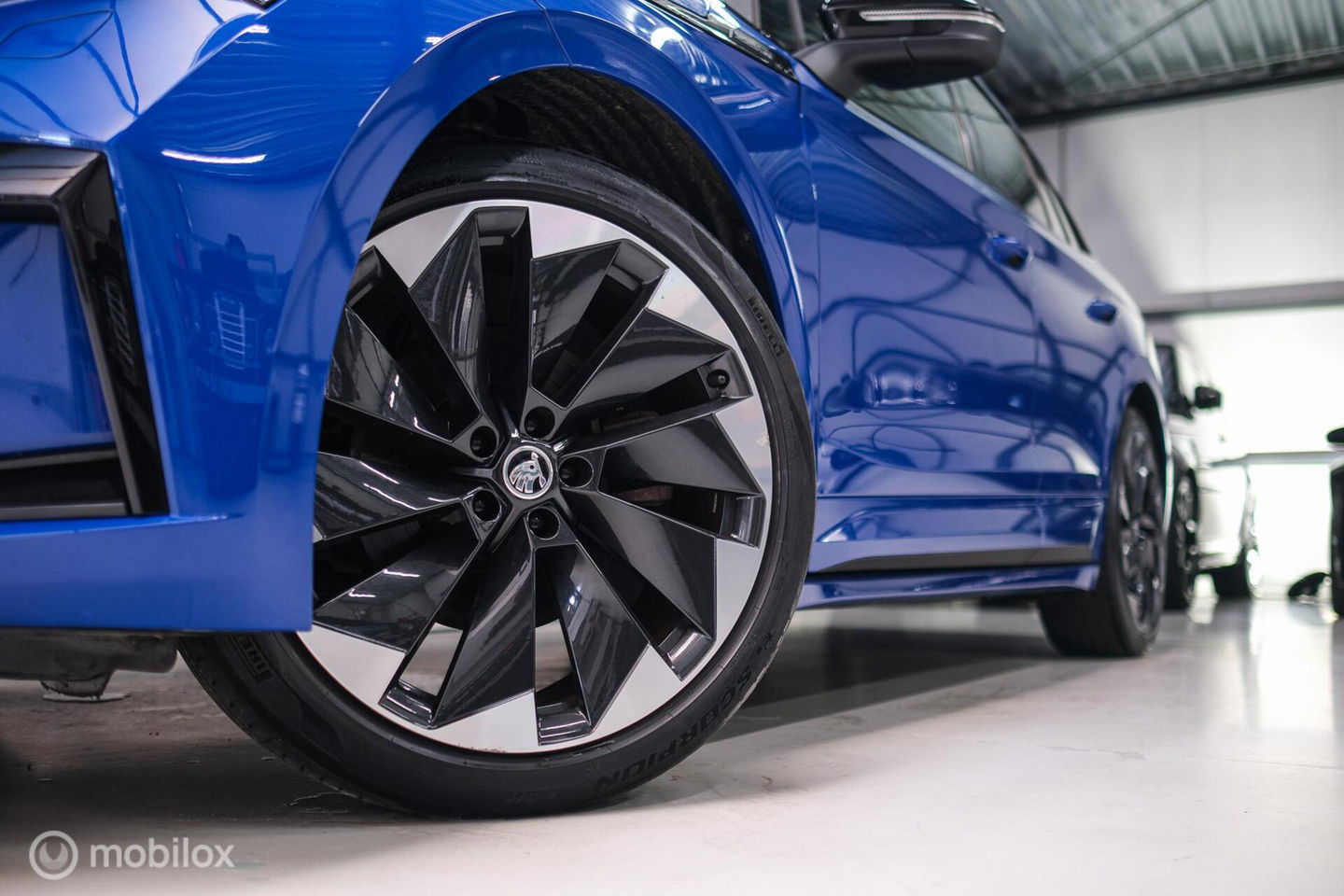 Škoda Enyaq iV 60 Sportline | Sportstoelen | Alcantara | Camera | NL auto | 1e eigenaar | Energy Blue | LED | Rijklaarprijs |