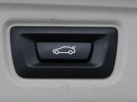 BMW 3 Serie Touring 318i Sport Line | Sportstoelen | Half leder | Live Cockpit | Carplay | Navigatie | Sfeerverlichting | Parkeerhulp | Climate control | Bluetooth | Cruise control