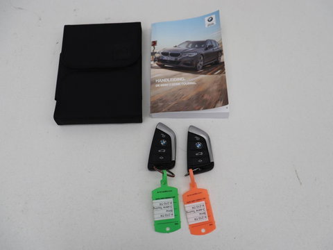 BMW 3 Serie Touring 318i Sport Line | Sportstoelen | Half leder | Live Cockpit | Carplay | Navigatie | Sfeerverlichting | Parkeerhulp | Climate control | Bluetooth | Cruise control