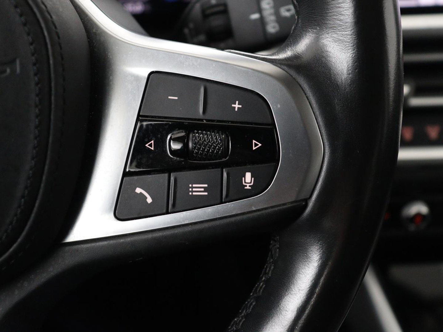 BMW 3 Serie Touring 318i Sport Line | Sportstoelen | Half leder | Live Cockpit | Carplay | Navigatie | Sfeerverlichting | Parkeerhulp | Climate control | Bluetooth | Cruise control