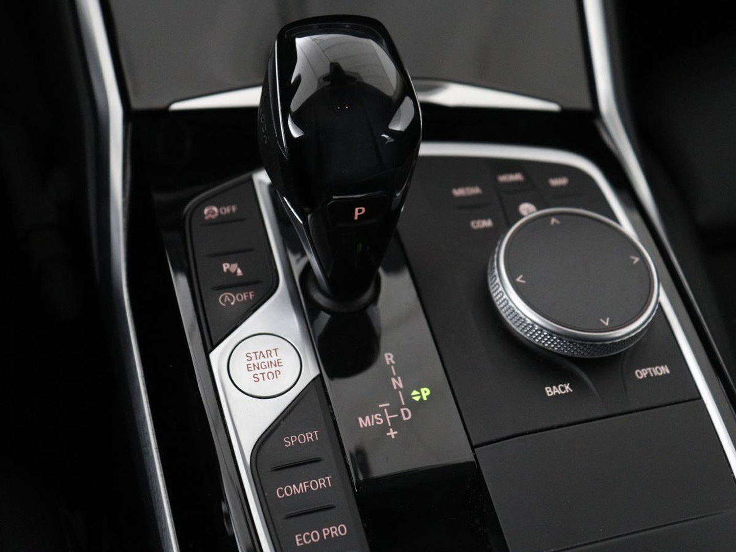 BMW 3 Serie Touring 318i Sport Line | Sportstoelen | Half leder | Live Cockpit | Carplay | Navigatie | Sfeerverlichting | Parkeerhulp | Climate control | Bluetooth | Cruise control