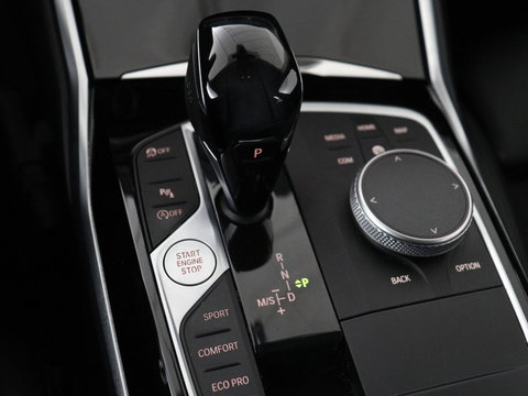 BMW 3 Serie Touring 318i Sport Line | Sportstoelen | Half leder | Live Cockpit | Carplay | Navigatie | Sfeerverlichting | Parkeerhulp | Climate control | Bluetooth | Cruise control