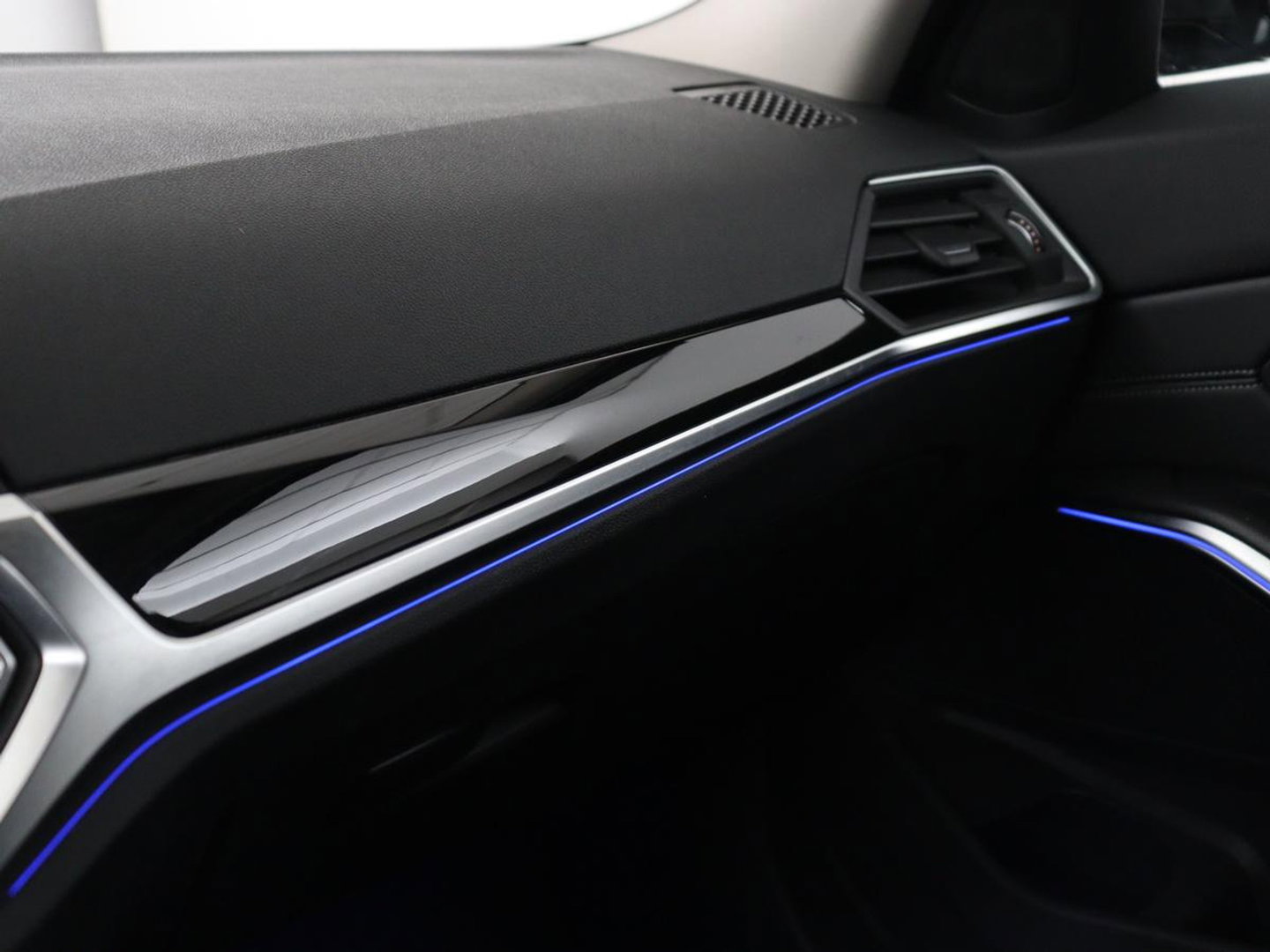 BMW 3 Serie Touring 318i Sport Line | Sportstoelen | Half leder | Live Cockpit | Carplay | Navigatie | Sfeerverlichting | Parkeerhulp | Climate control | Bluetooth | Cruise control