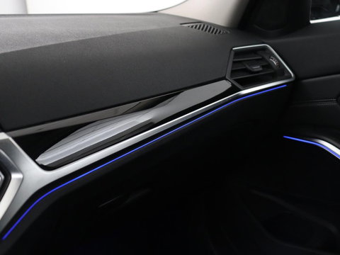 BMW 3 Serie Touring 318i Sport Line | Sportstoelen | Half leder | Live Cockpit | Carplay | Navigatie | Sfeerverlichting | Parkeerhulp | Climate control | Bluetooth | Cruise control