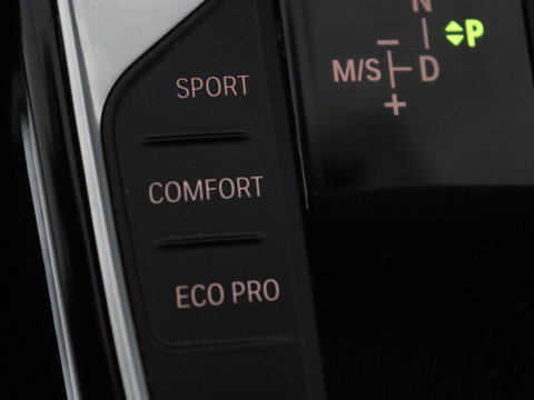 BMW 3 Serie Touring 318i Sport Line | Sportstoelen | Half leder | Live Cockpit | Carplay | Navigatie | Sfeerverlichting | Parkeerhulp | Climate control | Bluetooth | Cruise control