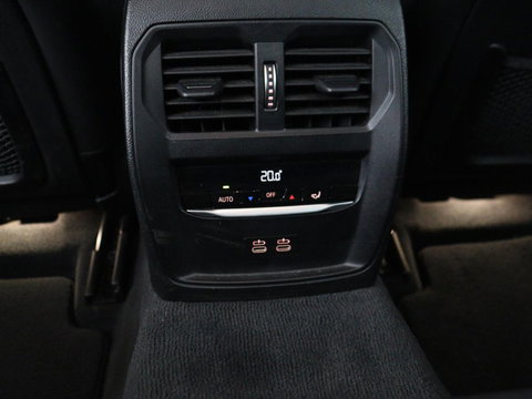 BMW 3 Serie Touring 318i Sport Line | Sportstoelen | Half leder | Live Cockpit | Carplay | Navigatie | Sfeerverlichting | Parkeerhulp | Climate control | Bluetooth | Cruise control