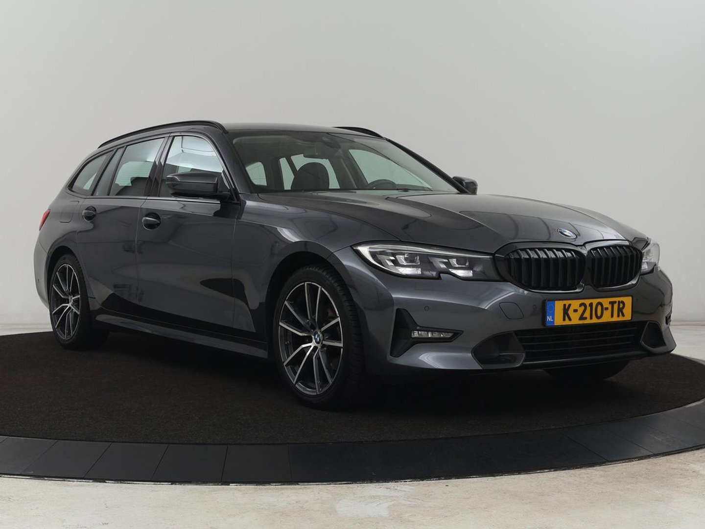 BMW 3 Serie Touring 318i Sport Line | Sportstoelen | Half leder | Live Cockpit | Carplay | Navigatie | Sfeerverlichting | Parkeerhulp | Climate control | Bluetooth | Cruise control