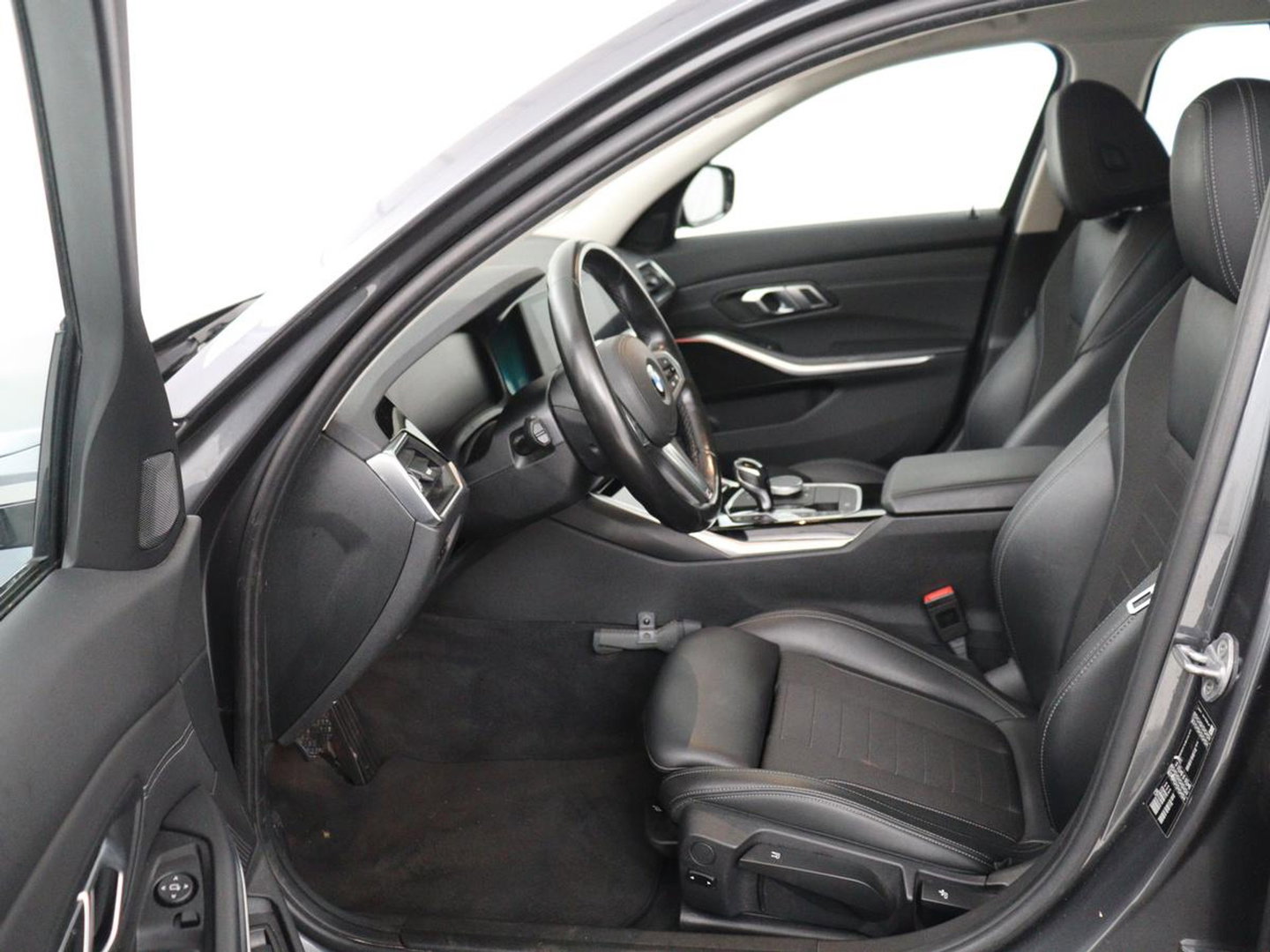 BMW 3 Serie Touring 318i Sport Line | Sportstoelen | Half leder | Live Cockpit | Carplay | Navigatie | Sfeerverlichting | Parkeerhulp | Climate control | Bluetooth | Cruise control