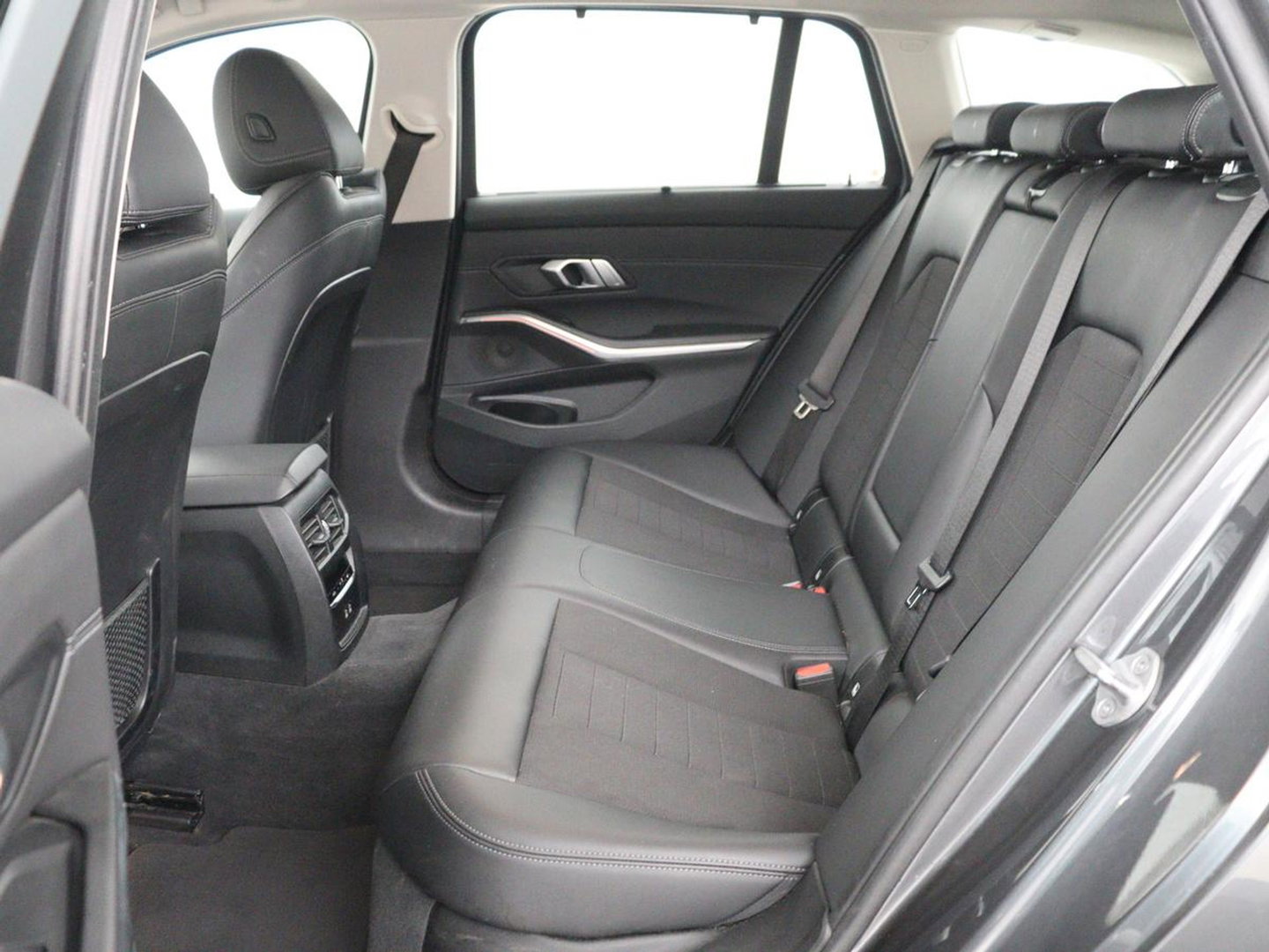 BMW 3 Serie Touring 318i Sport Line | Sportstoelen | Half leder | Live Cockpit | Carplay | Navigatie | Sfeerverlichting | Parkeerhulp | Climate control | Bluetooth | Cruise control