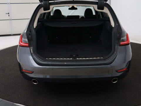 BMW 3 Serie Touring 318i Sport Line | Sportstoelen | Half leder | Live Cockpit | Carplay | Navigatie | Sfeerverlichting | Parkeerhulp | Climate control | Bluetooth | Cruise control