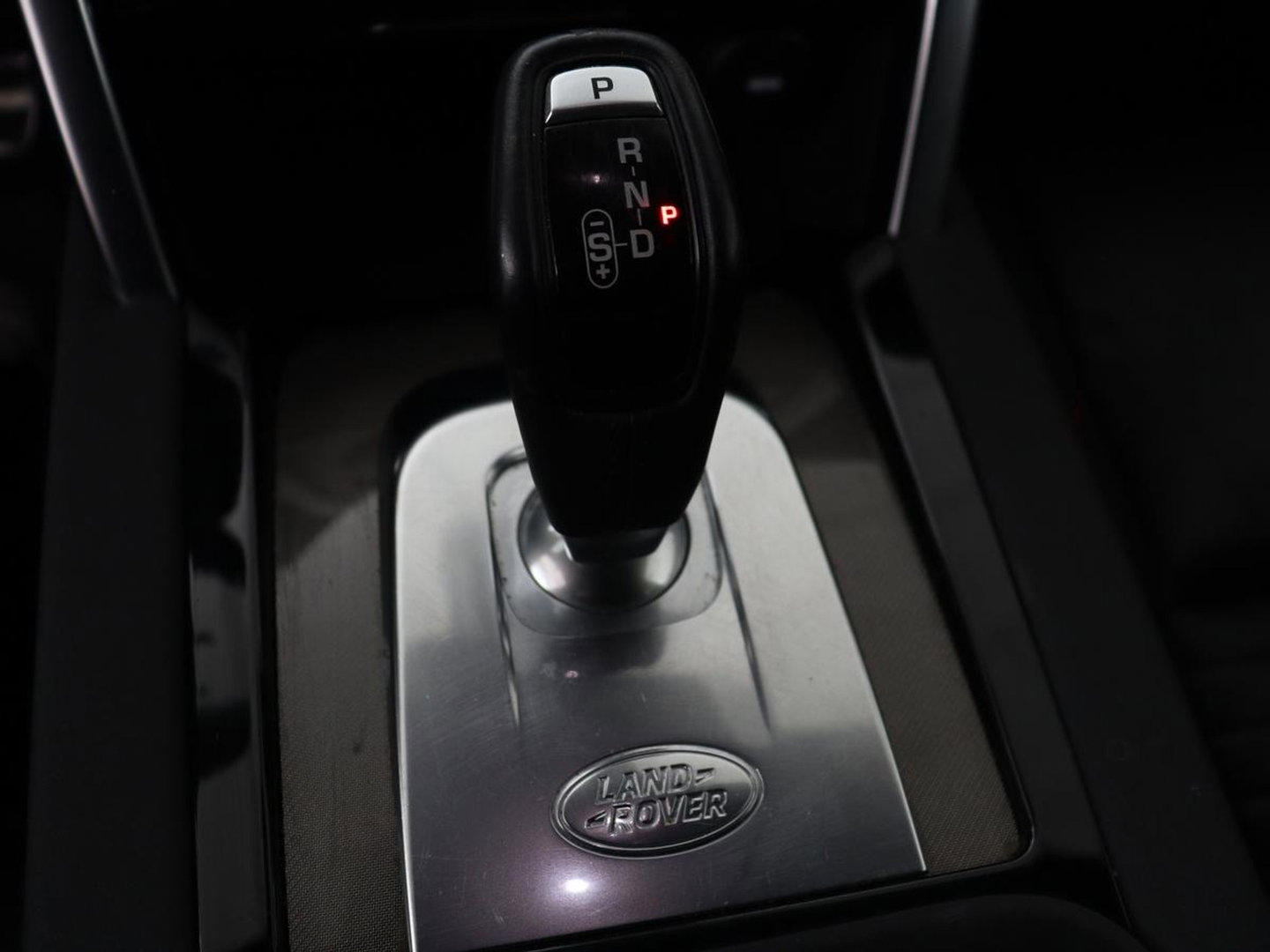 Land Rover Discovery Sport P300e 1.5 R-Dynamic SE | SOH 86% | Panoramadak | Head-Up | Leder | Trekhaak | Matrix LED | Stoelverwarming | Keyless | Park Assist | Carplay | Navigatie | Memory | PHEV | Plug In