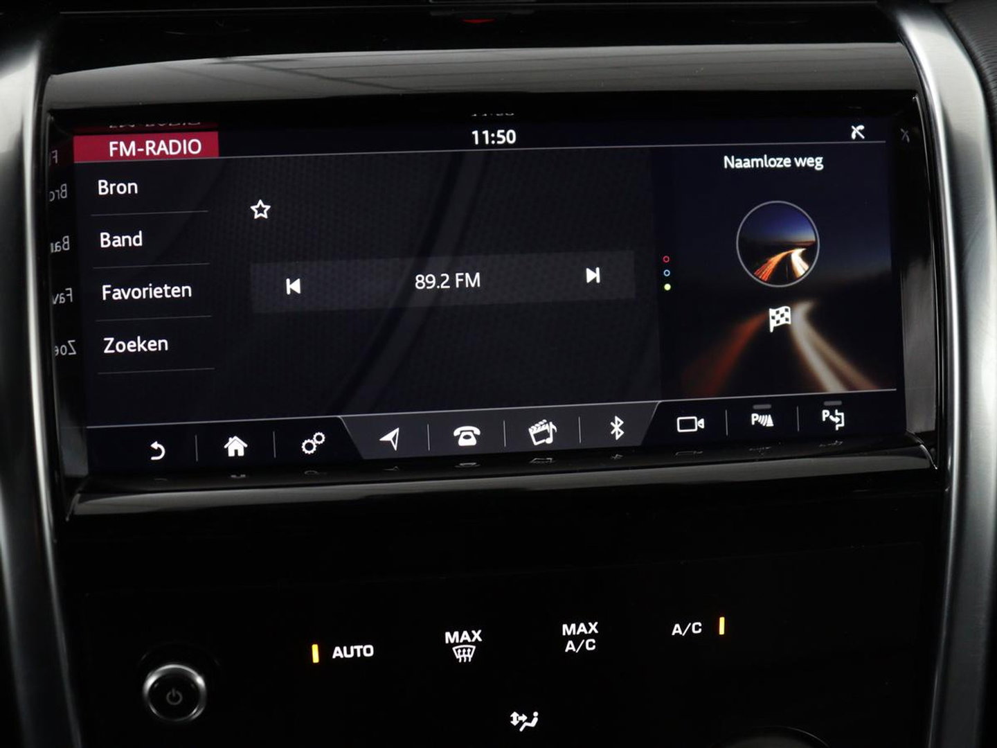 Land Rover Discovery Sport P300e 1.5 R-Dynamic SE | SOH 86% | Panoramadak | Head-Up | Leder | Trekhaak | Matrix LED | Stoelverwarming | Keyless | Park Assist | Carplay | Navigatie | Memory | PHEV | Plug In