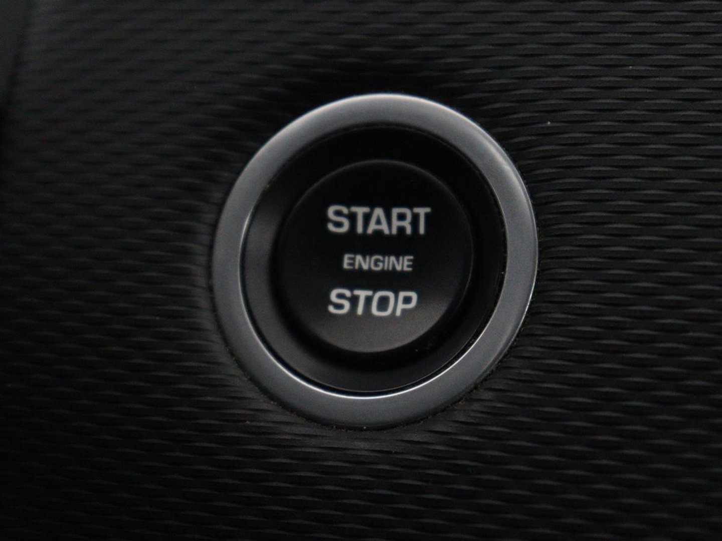 Land Rover Discovery Sport P300e 1.5 R-Dynamic SE | SOH 86% | Panoramadak | Head-Up | Leder | Trekhaak | Matrix LED | Stoelverwarming | Keyless | Park Assist | Carplay | Navigatie | Memory | PHEV | Plug In