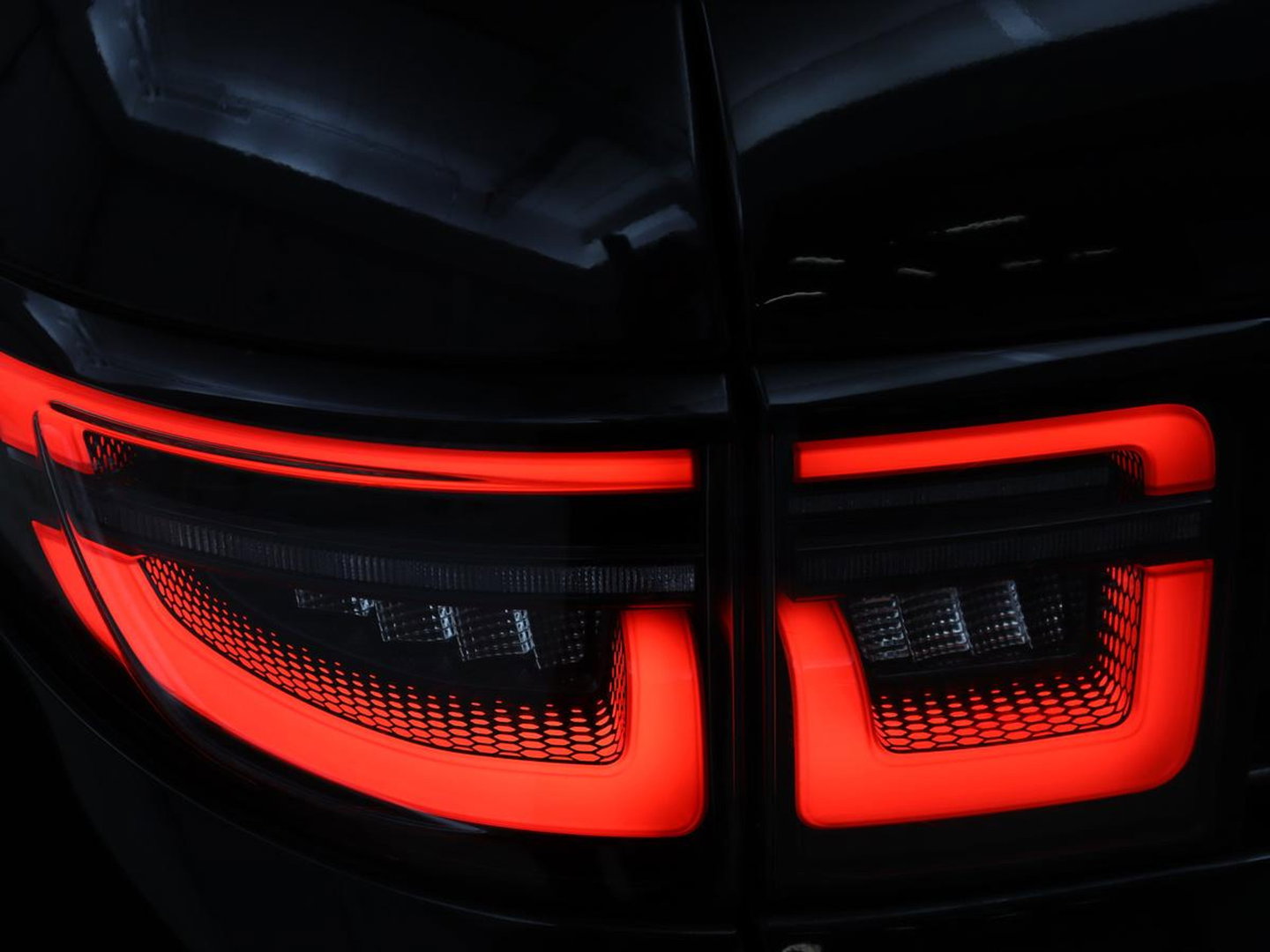 Land Rover Discovery Sport P300e 1.5 R-Dynamic SE | SOH 86% | Panoramadak | Head-Up | Leder | Trekhaak | Matrix LED | Stoelverwarming | Keyless | Park Assist | Carplay | Navigatie | Memory | PHEV | Plug In