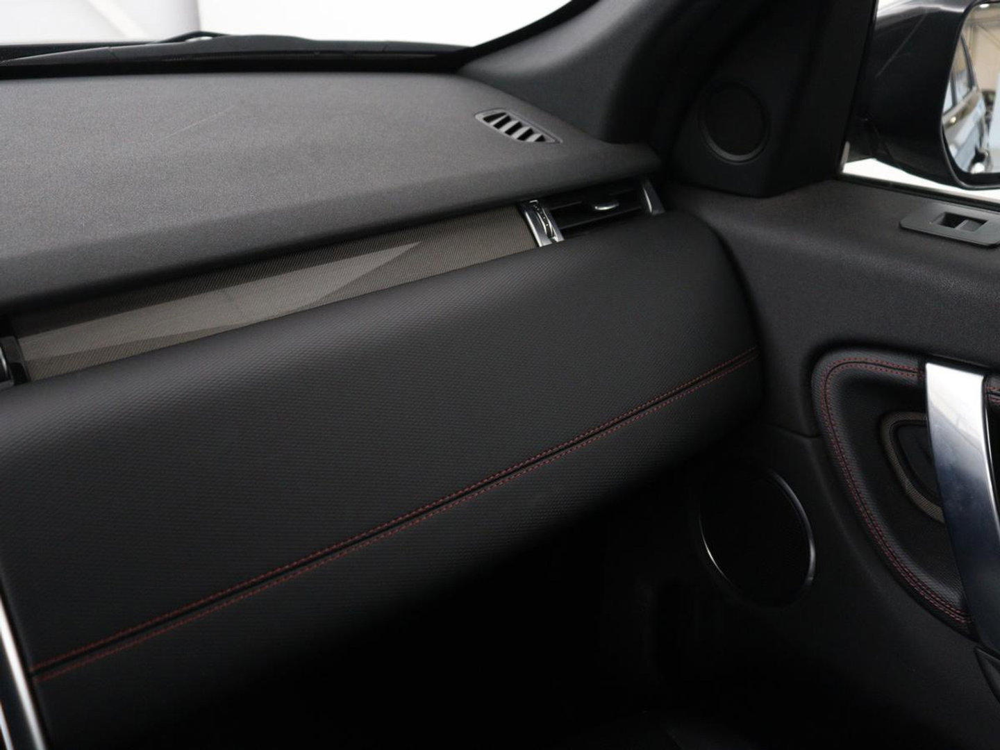 Land Rover Discovery Sport P300e 1.5 R-Dynamic SE | SOH 86% | Panoramadak | Head-Up | Leder | Trekhaak | Matrix LED | Stoelverwarming | Keyless | Park Assist | Carplay | Navigatie | Memory | PHEV | Plug In