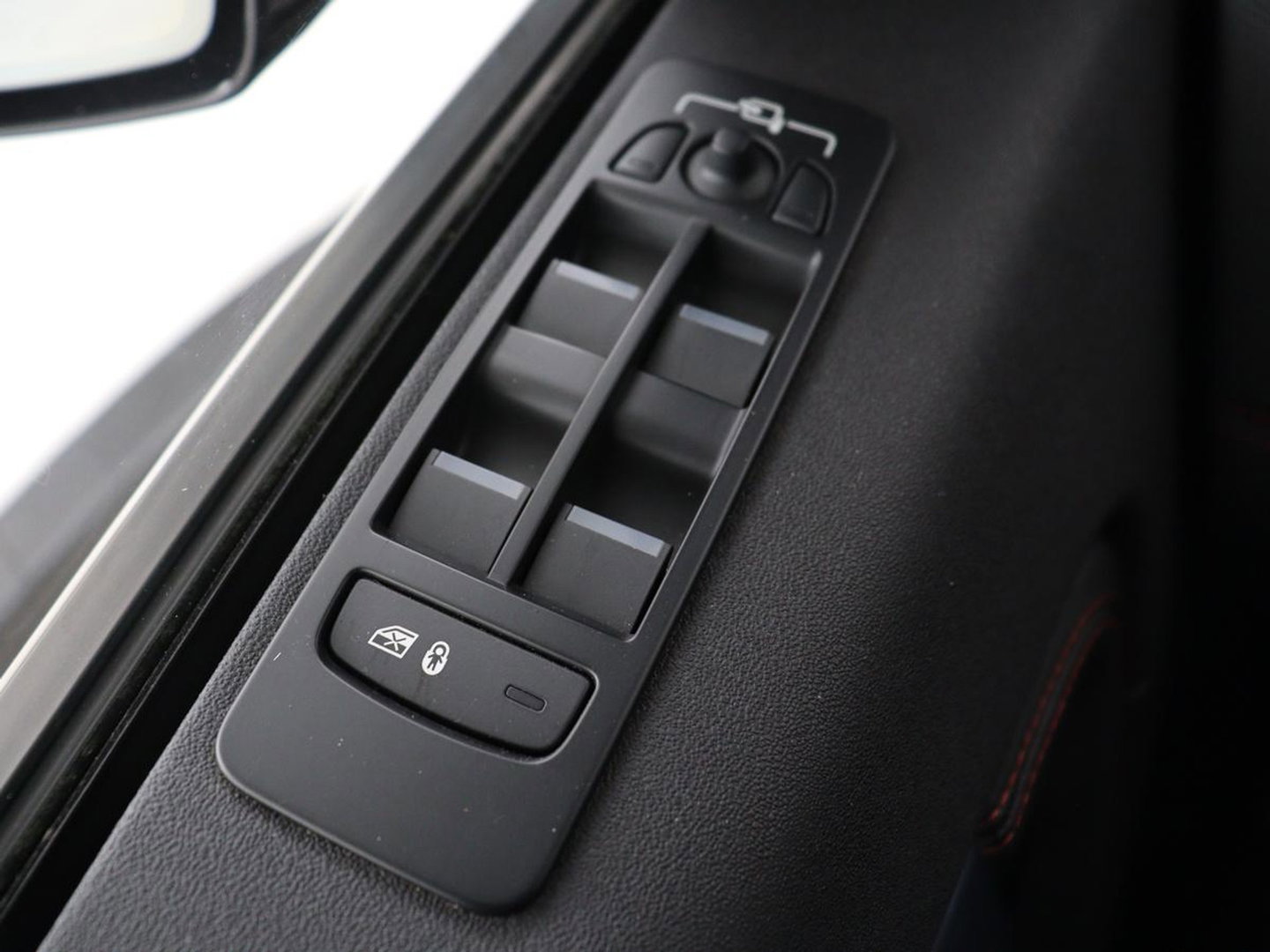 Land Rover Discovery Sport P300e 1.5 R-Dynamic SE | SOH 86% | Panoramadak | Head-Up | Leder | Trekhaak | Matrix LED | Stoelverwarming | Keyless | Park Assist | Carplay | Navigatie | Memory | PHEV | Plug In