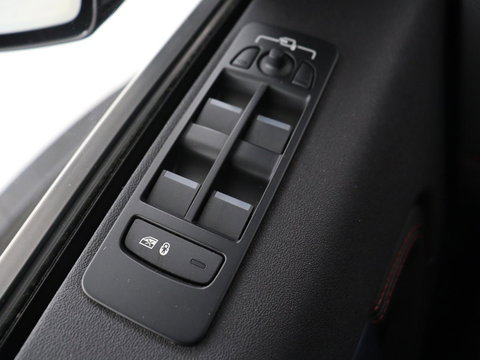 Land Rover Discovery Sport P300e 1.5 R-Dynamic SE | SOH 86% | Panoramadak | Head-Up | Leder | Trekhaak | Matrix LED | Stoelverwarming | Keyless | Park Assist | Carplay | Navigatie | Memory | PHEV | Plug In