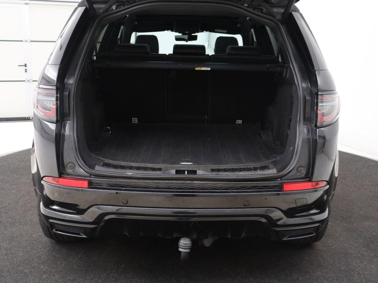 Land Rover Discovery Sport P300e 1.5 R-Dynamic SE | SOH 86% | Panoramadak | Head-Up | Leder | Trekhaak | Matrix LED | Stoelverwarming | Keyless | Park Assist | Carplay | Navigatie | Memory | PHEV | Plug In