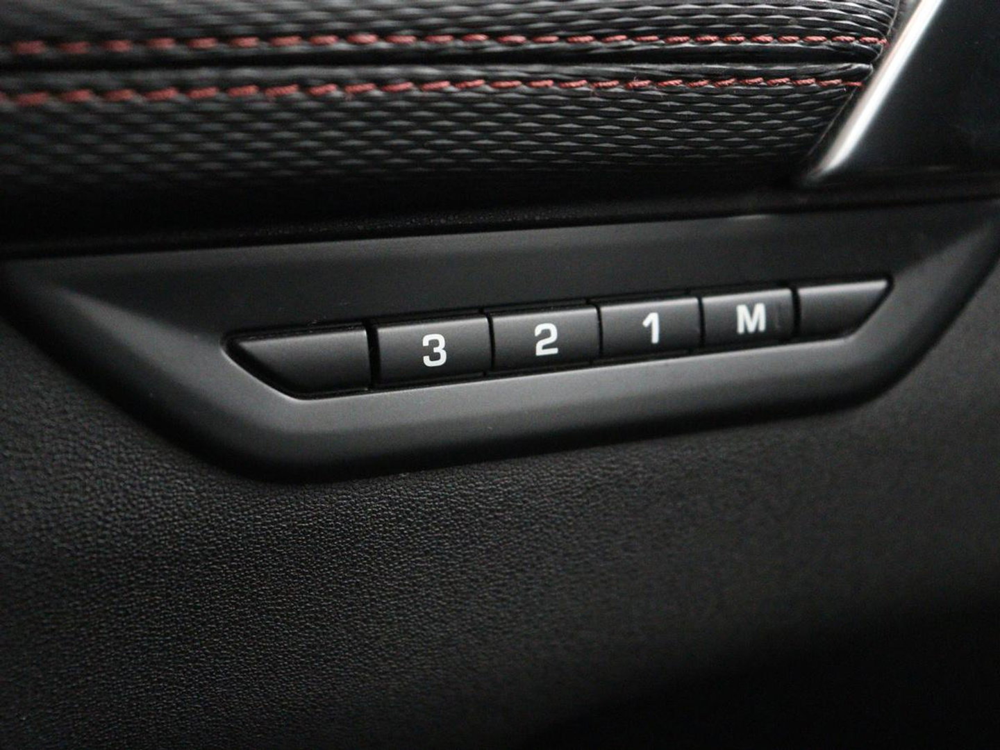 Land Rover Discovery Sport P300e 1.5 R-Dynamic SE | SOH 86% | Panoramadak | Head-Up | Leder | Trekhaak | Matrix LED | Stoelverwarming | Keyless | Park Assist | Carplay | Navigatie | Memory | PHEV | Plug In