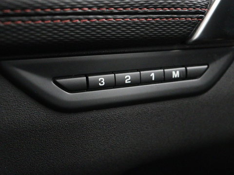 Land Rover Discovery Sport P300e 1.5 R-Dynamic SE | SOH 86% | Panoramadak | Head-Up | Leder | Trekhaak | Matrix LED | Stoelverwarming | Keyless | Park Assist | Carplay | Navigatie | Memory | PHEV | Plug In