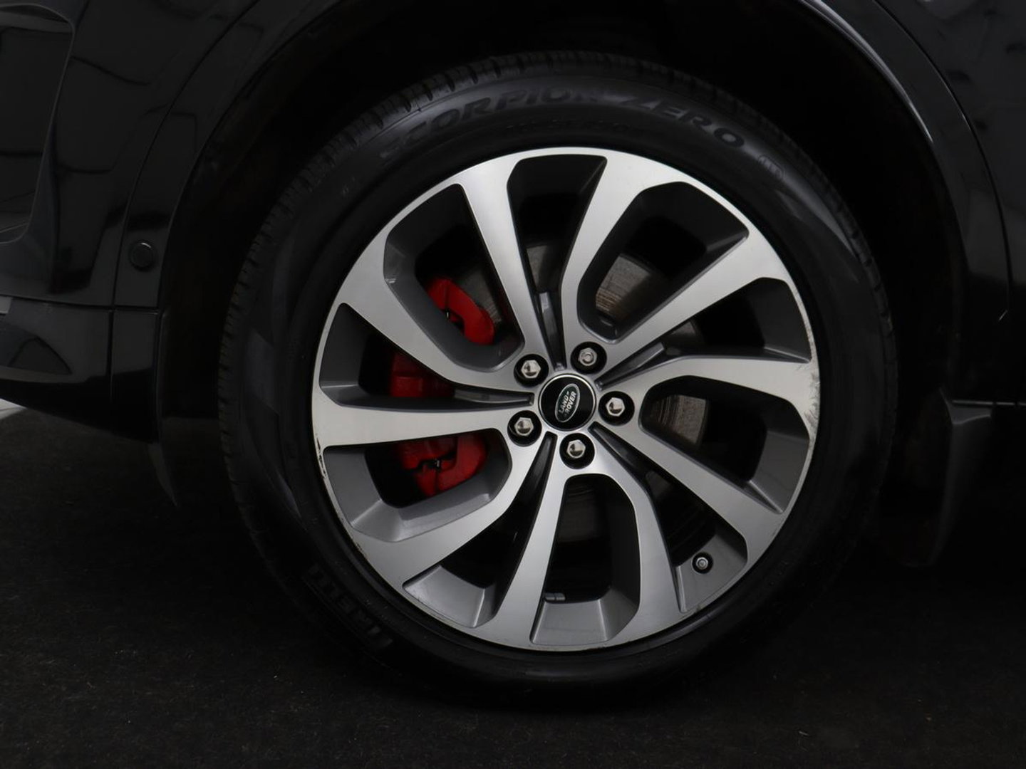 Land Rover Discovery Sport P300e 1.5 R-Dynamic SE | SOH 86% | Panoramadak | Head-Up | Leder | Trekhaak | Matrix LED | Stoelverwarming | Keyless | Park Assist | Carplay | Navigatie | Memory | PHEV | Plug In