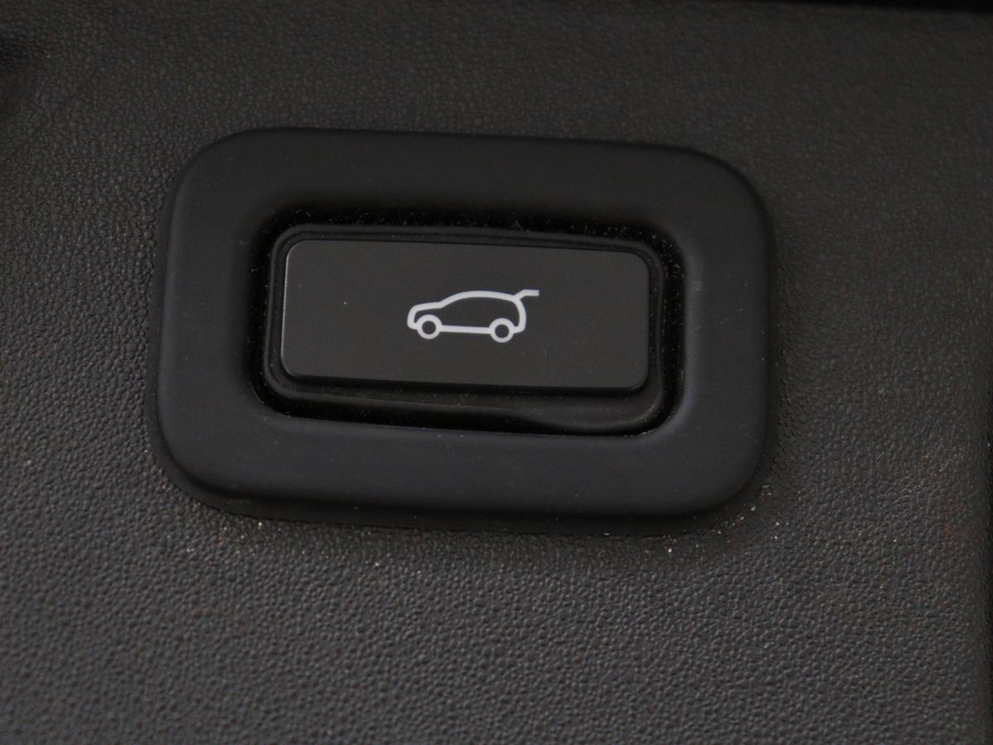 Land Rover Discovery Sport P300e 1.5 R-Dynamic SE | SOH 86% | Panoramadak | Head-Up | Leder | Trekhaak | Matrix LED | Stoelverwarming | Keyless | Park Assist | Carplay | Navigatie | Memory | PHEV | Plug In