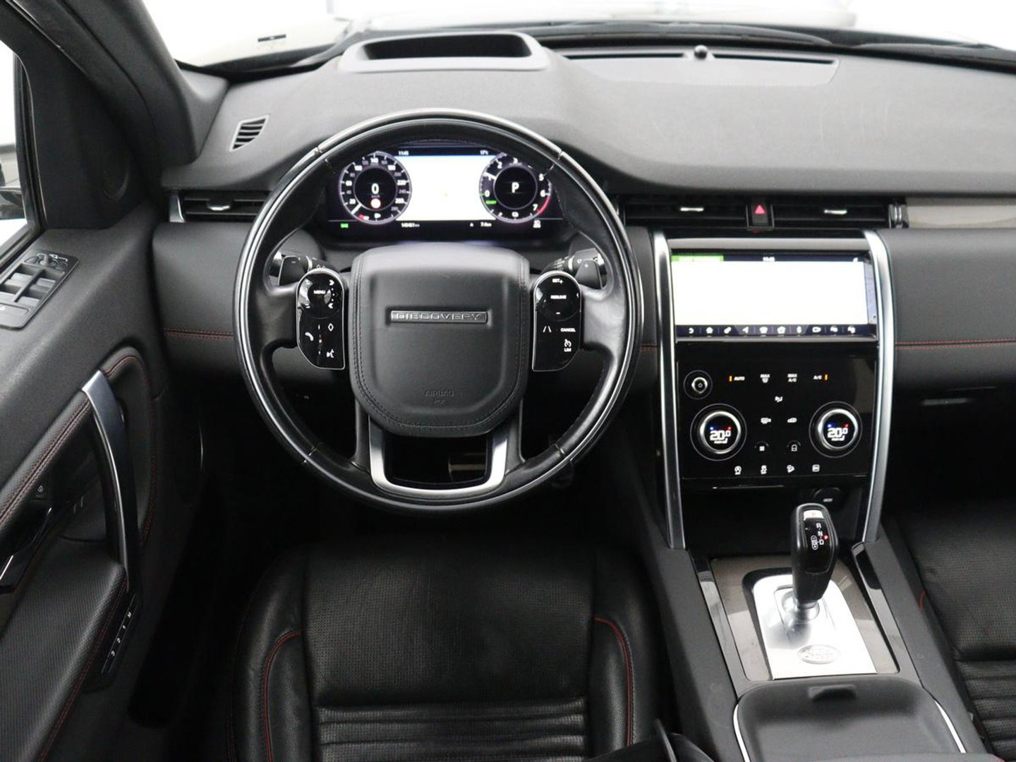 Land Rover Discovery Sport P300e 1.5 R-Dynamic SE | SOH 86% | Panoramadak | Head-Up | Leder | Trekhaak | Matrix LED | Stoelverwarming | Keyless | Park Assist | Carplay | Navigatie | Memory | PHEV | Plug In