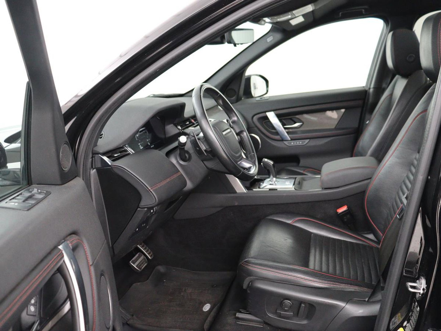 Land Rover Discovery Sport P300e 1.5 R-Dynamic SE | SOH 86% | Panoramadak | Head-Up | Leder | Trekhaak | Matrix LED | Stoelverwarming | Keyless | Park Assist | Carplay | Navigatie | Memory | PHEV | Plug In