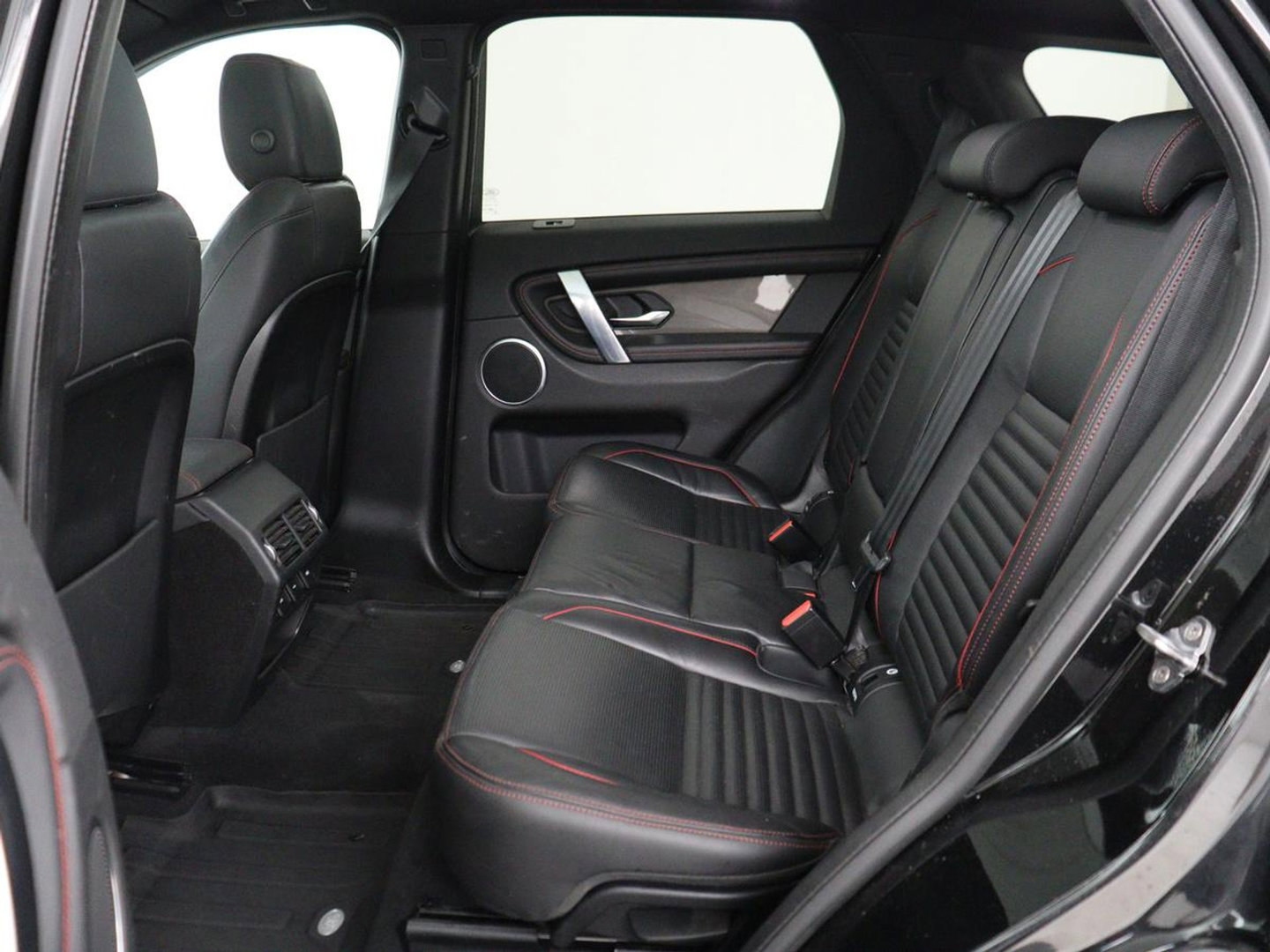 Land Rover Discovery Sport P300e 1.5 R-Dynamic SE | SOH 86% | Panoramadak | Head-Up | Leder | Trekhaak | Matrix LED | Stoelverwarming | Keyless | Park Assist | Carplay | Navigatie | Memory | PHEV | Plug In