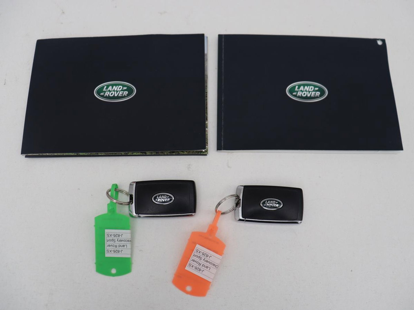 Land Rover Discovery Sport P300e 1.5 R-Dynamic SE | SOH 86% | Panoramadak | Head-Up | Leder | Trekhaak | Matrix LED | Stoelverwarming | Keyless | Park Assist | Carplay | Navigatie | Memory | PHEV | Plug In