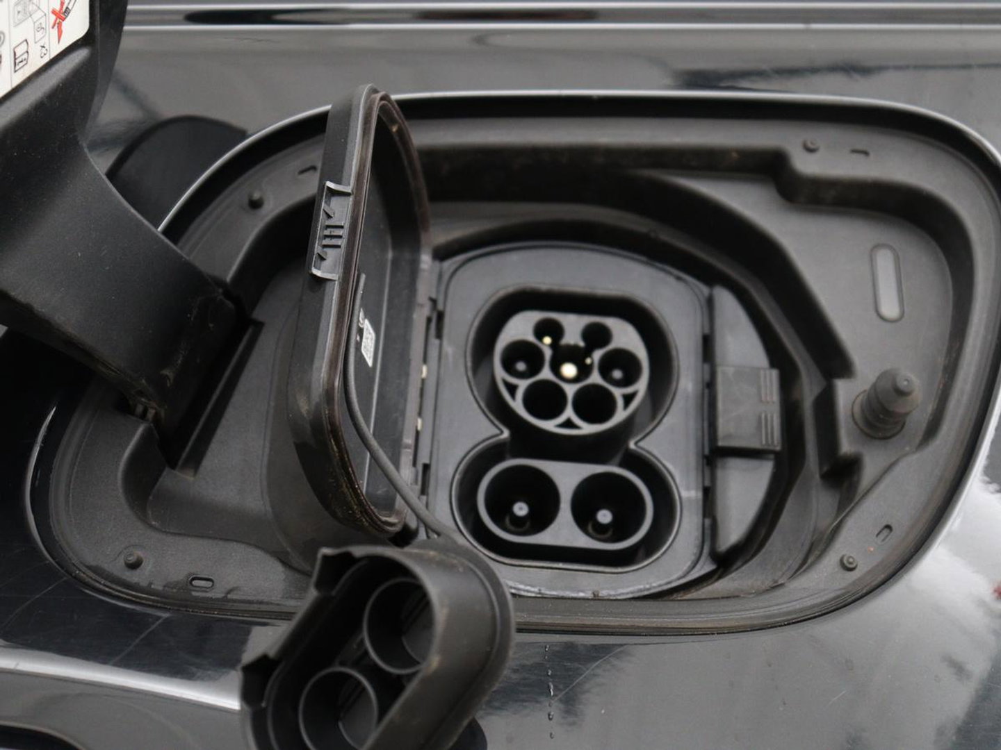 Land Rover Discovery Sport P300e 1.5 R-Dynamic SE | SOH 86% | Panoramadak | Head-Up | Leder | Trekhaak | Matrix LED | Stoelverwarming | Keyless | Park Assist | Carplay | Navigatie | Memory | PHEV | Plug In