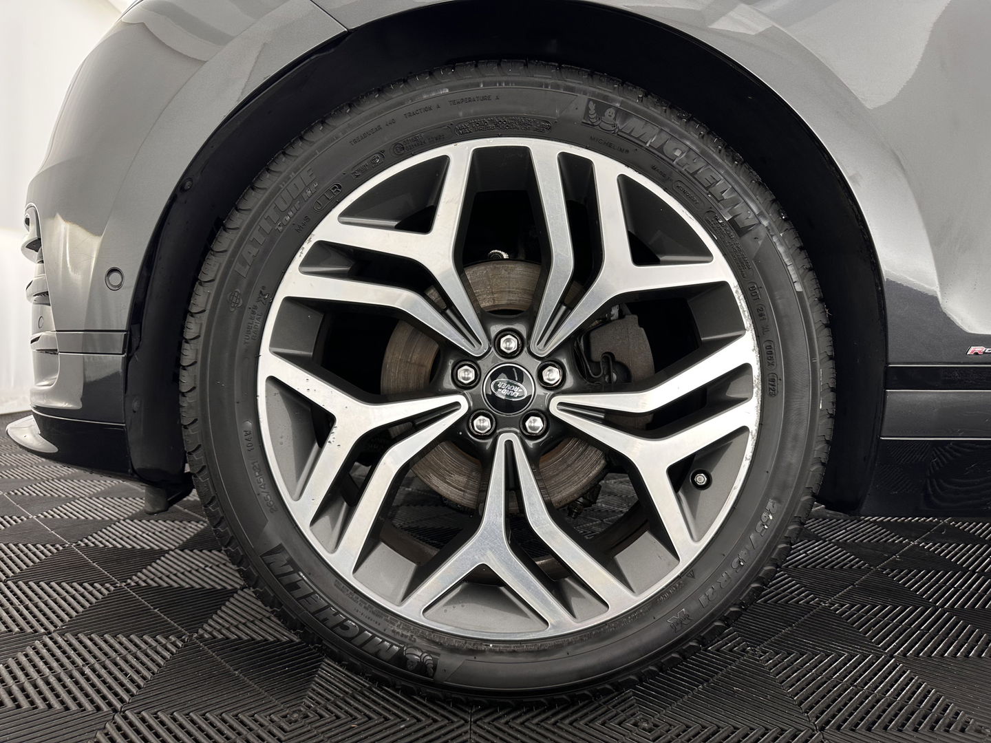 Land Rover Range Rover Velar 2.0 I4 AWD R-Dynamic HSE Aut. *PANO | LEATHER | FULL-LED || MEMORY-PACK | BLINDSPOT | MERIDIAN-SURROUND | DIGI-COCKPIT | CAMERA | KEYLESS | HEATED-COMFORTSEATS | PRIVACYGLASS | SHIFTPADDLES | HEAD-UP | 21"ALU*