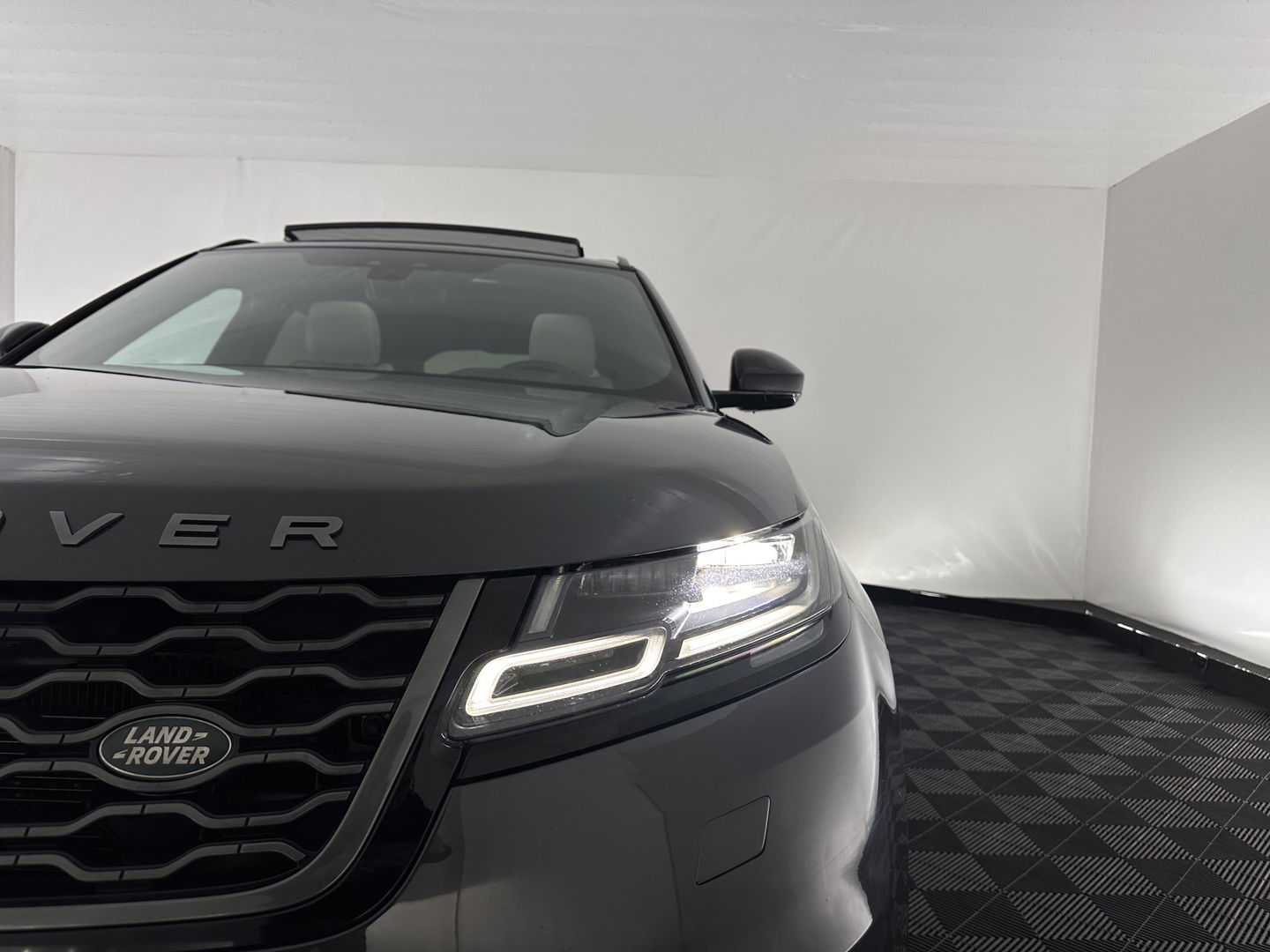 Land Rover Range Rover Velar 2.0 I4 AWD R-Dynamic HSE Aut. *PANO | LEATHER | FULL-LED || MEMORY-PACK | BLINDSPOT | MERIDIAN-SURROUND | DIGI-COCKPIT | CAMERA | KEYLESS | HEATED-COMFORTSEATS | PRIVACYGLASS | SHIFTPADDLES | HEAD-UP | 21"ALU*