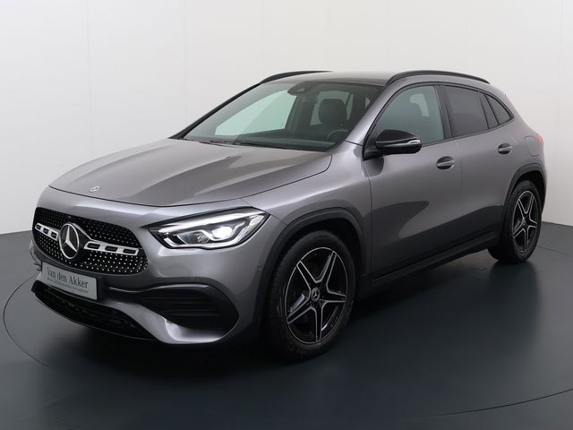 Mercedes-Benz GLA - 180 AMG// Camera // Elek. Achterklep // Sfeerverlichting // Night pakket // 19" AMG Velgen // LED