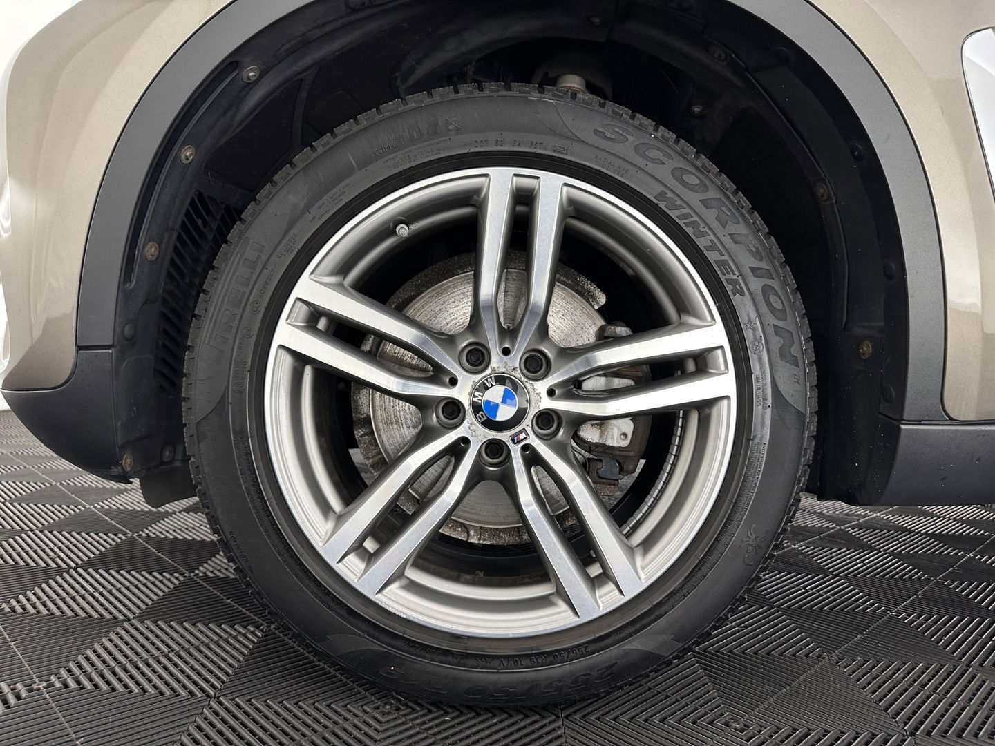 BMW X6 xDrive30d High Executive (INCL-BTW) Aut. *PANO | LEATHER | FULL-LED | HARMAN/KARDON | BLINDSPOT | MEMORY-PACK | DIGI-COCKPIT | HEATED-COMFORTSEATS | NAVI-FULLMAP | PRIVACYGLASS | HEAD-UP | ADAPTIVE-CRUISE | 19"ALU*