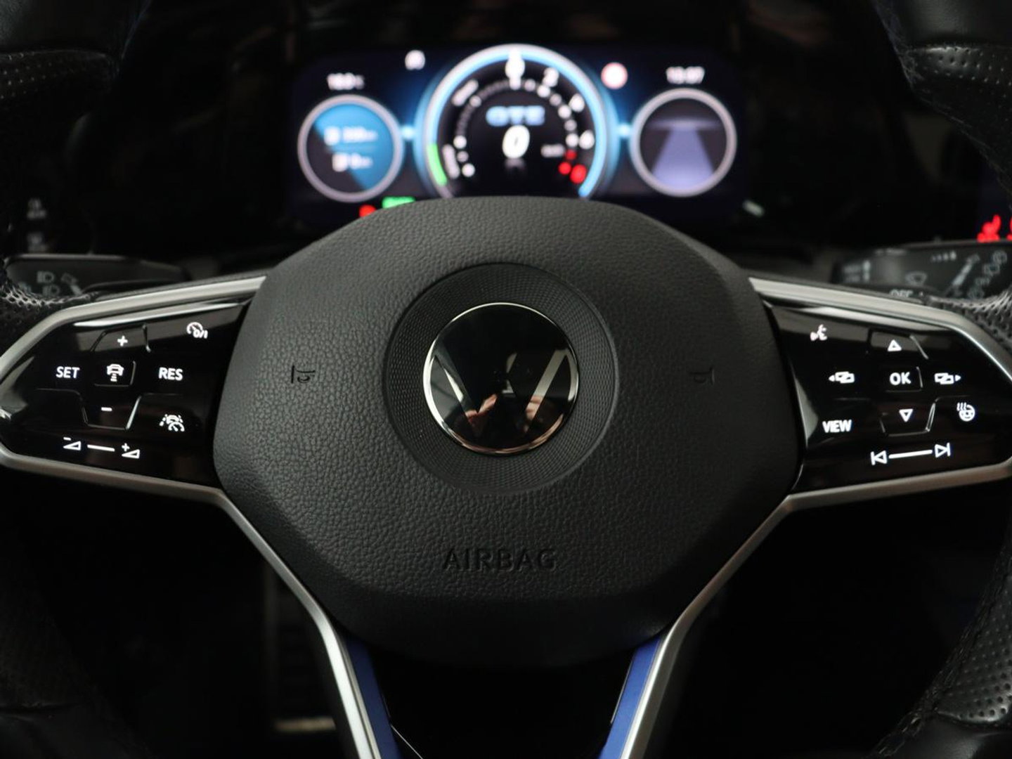 Volkswagen Golf 1.4 eHybrid GTE | SOH 93% | Panoramadak | Stoelverwarming | Adaptive cruise | Carplay | Sfeerverlichting | Keyless | 18'' | Navigatie | Sportstoelen | Parkeerhulp | PHEV | Plug In