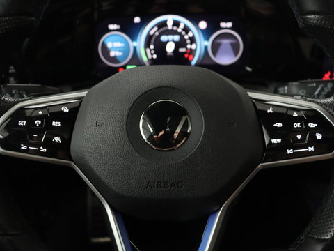 Volkswagen Golf 1.4 eHybrid GTE | SOH 93% | Panoramadak | Stoelverwarming | Adaptive cruise | Carplay | Sfeerverlichting | Keyless | 18'' | Navigatie | Sportstoelen | Parkeerhulp | PHEV | Plug In