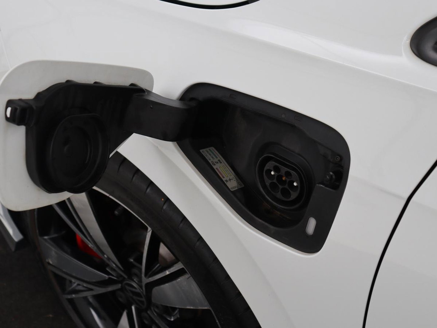 Volkswagen Golf 1.4 eHybrid GTE | SOH 93% | Panoramadak | Stoelverwarming | Adaptive cruise | Carplay | Sfeerverlichting | Keyless | 18'' | Navigatie | Sportstoelen | Parkeerhulp | PHEV | Plug In