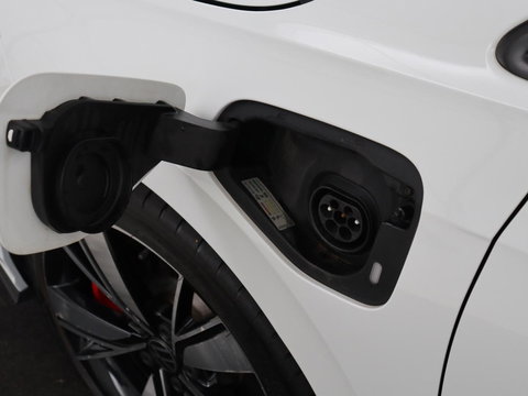 Volkswagen Golf 1.4 eHybrid GTE | SOH 93% | Panoramadak | Stoelverwarming | Adaptive cruise | Carplay | Sfeerverlichting | Keyless | 18'' | Navigatie | Sportstoelen | Parkeerhulp | PHEV | Plug In