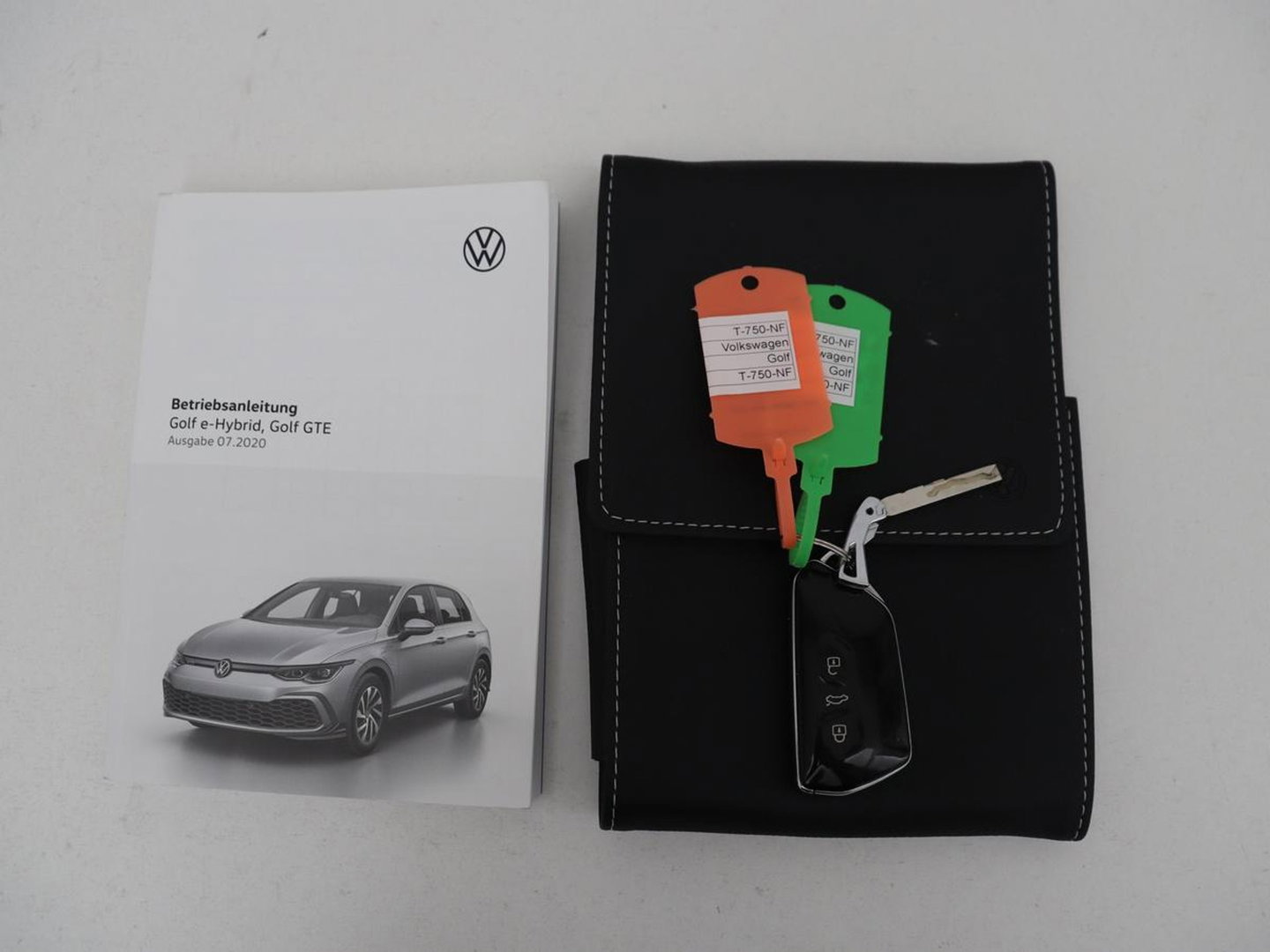 Volkswagen Golf 1.4 eHybrid GTE | SOH 93% | Panoramadak | Stoelverwarming | Adaptive cruise | Carplay | Sfeerverlichting | Keyless | 18'' | Navigatie | Sportstoelen | Parkeerhulp | PHEV | Plug In