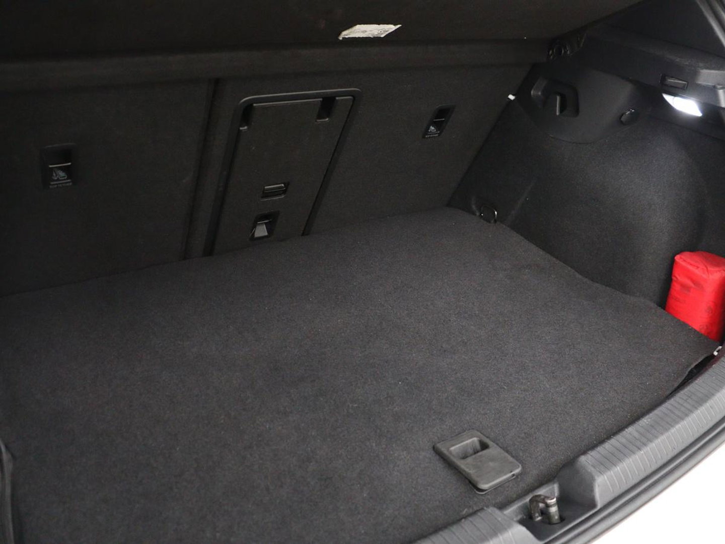 Volkswagen Golf 1.4 eHybrid GTE | SOH 93% | Panoramadak | Stoelverwarming | Adaptive cruise | Carplay | Sfeerverlichting | Keyless | 18'' | Navigatie | Sportstoelen | Parkeerhulp | PHEV | Plug In