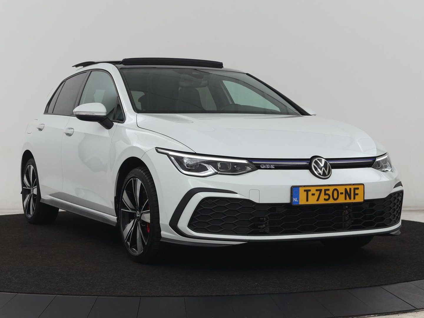 Volkswagen Golf 1.4 eHybrid GTE | SOH 93% | Panoramadak | Stoelverwarming | Adaptive cruise | Carplay | Sfeerverlichting | Keyless | 18'' | Navigatie | Sportstoelen | Parkeerhulp | PHEV | Plug In