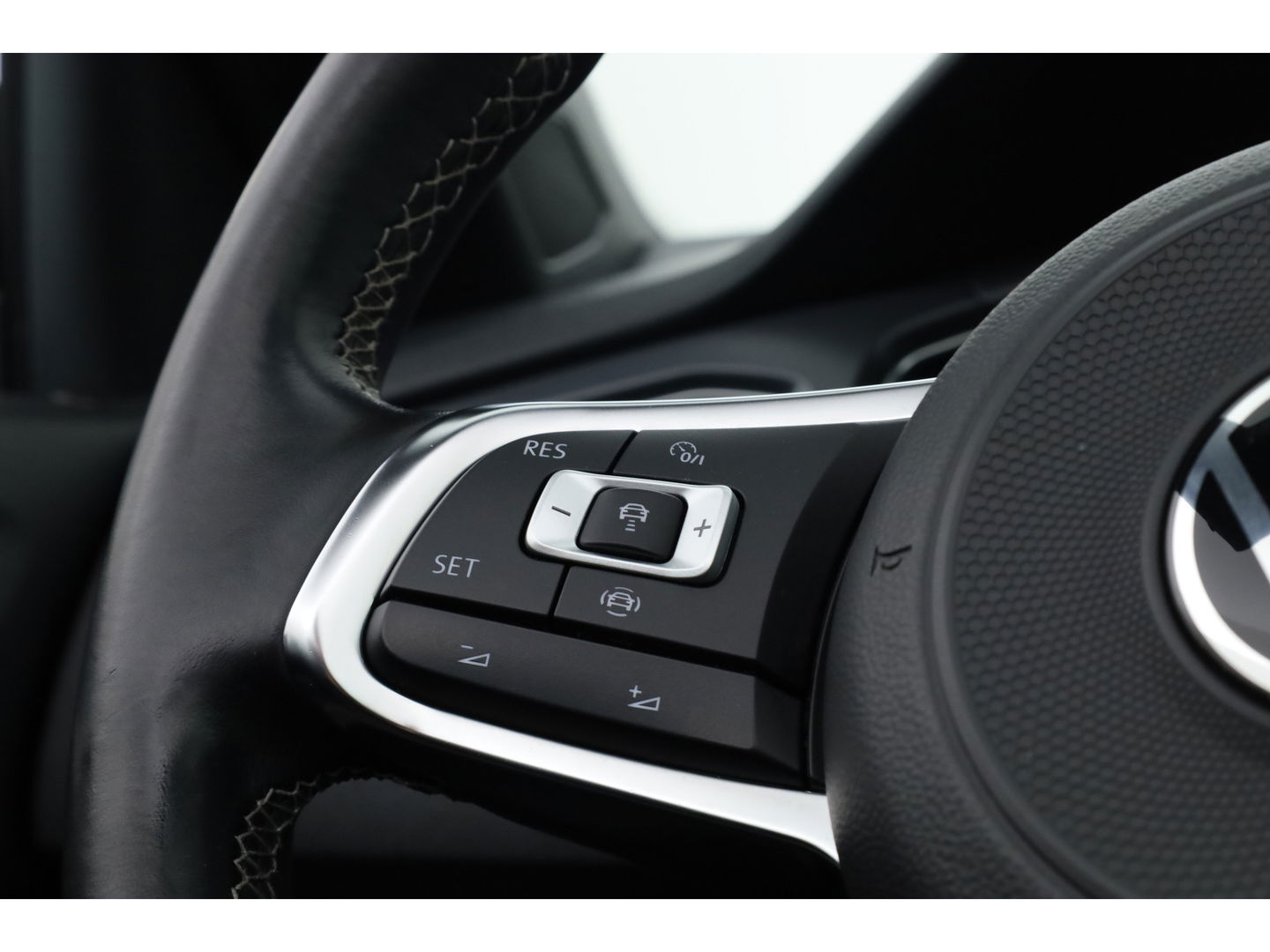 Volkswagen T-Roc Cabrio 1.5 TSI R-Line DSG Black Style | Digi. Dashboard | Stoelverw. | 18'' | PDC | Adapt. Cruise | Navi + CarPlay | Dodehoekdet.