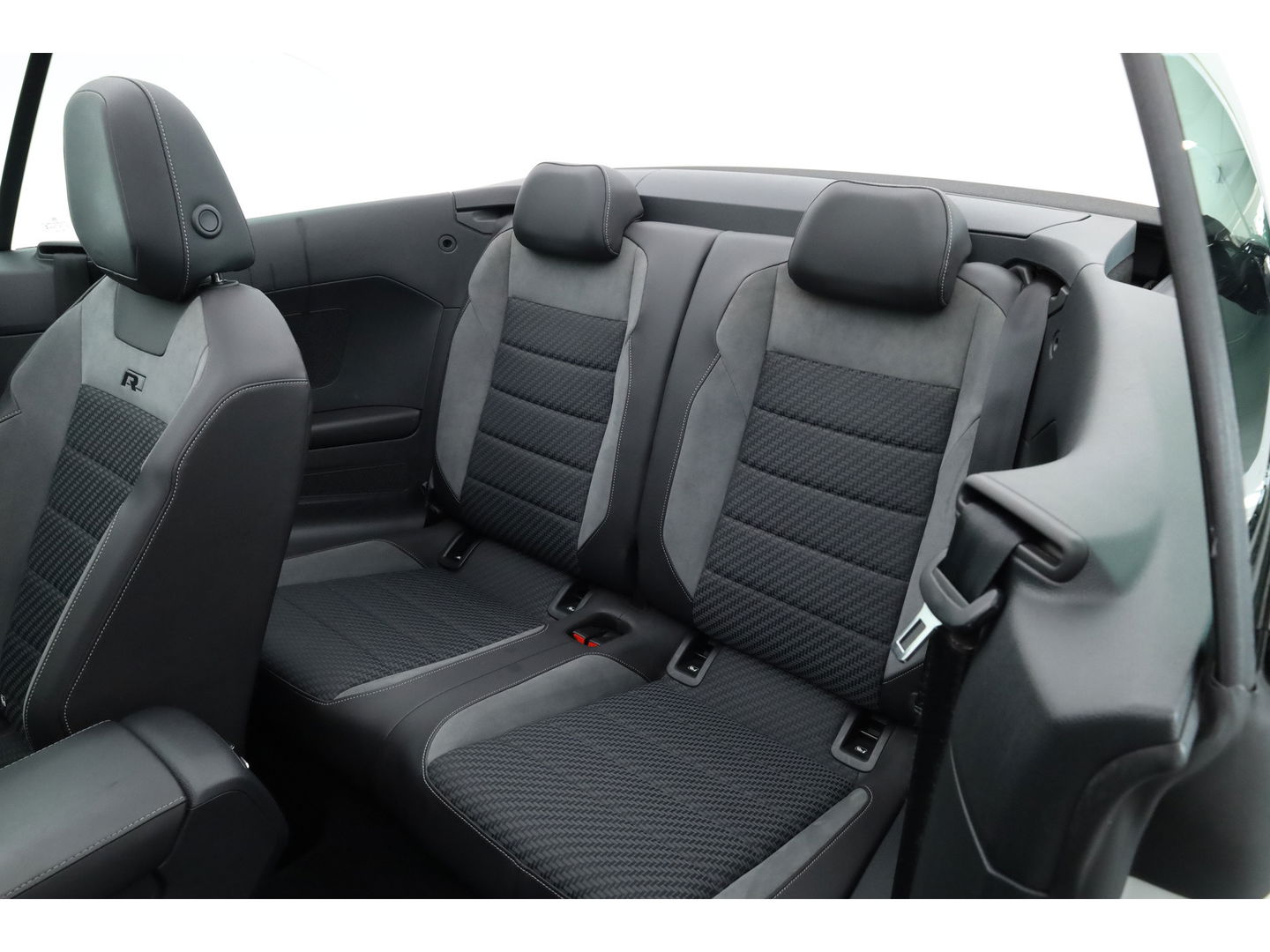 Volkswagen T-Roc Cabrio 1.5 TSI R-Line DSG Black Style | Digi. Dashboard | Stoelverw. | 18'' | PDC | Adapt. Cruise | Navi + CarPlay | Dodehoekdet.